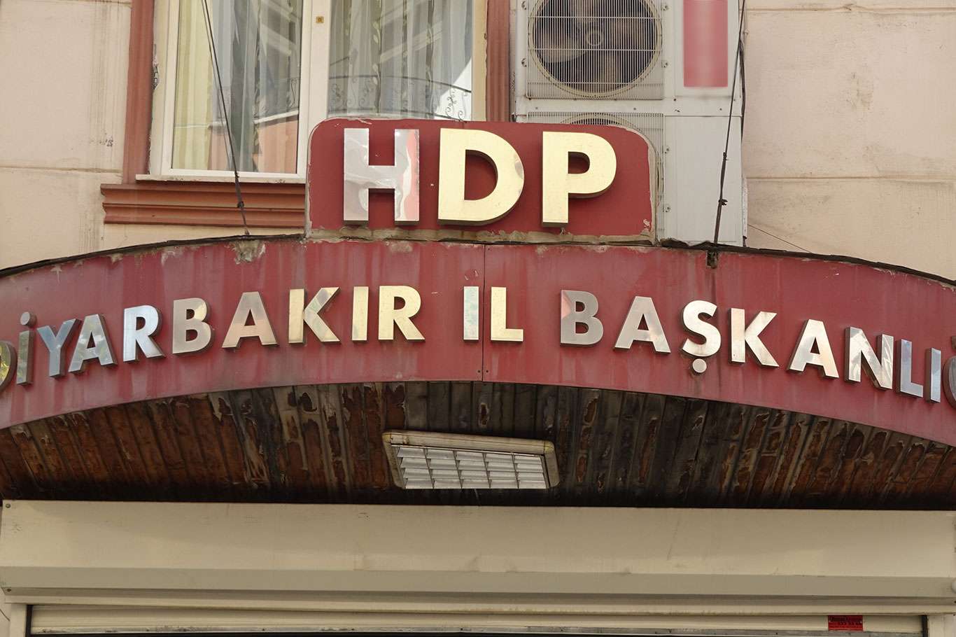 Diyarbakır HDP İl Binası önündeki evlat nöbetine bir aile daha katıldı